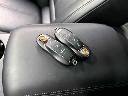 Used 2026 Porsche Macan AWD/4WD image 37