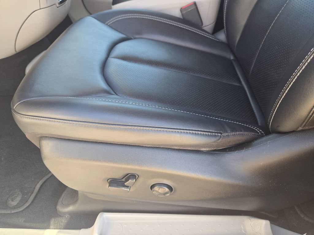 Used 2024 Chrysler Pacifica Touring-L FWD image 25