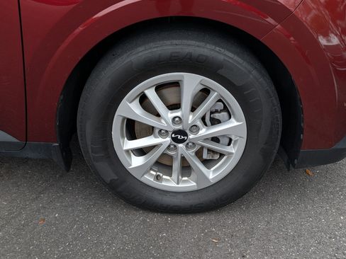 Used 2022 Kia Carnival LX image 9