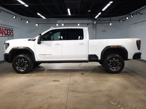 Used 2025 GMC Sierra 2500 AT4X image 4