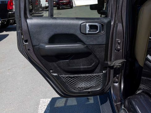 Used 2018 Jeep Wrangler Unlimited Sahara AWD/4WD image 14
