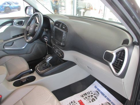 Used 2025 Kia Soul LX w/ LX Technology Package image 25