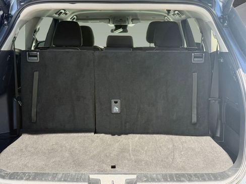 Used 2025 Toyota Highlander LE image 29