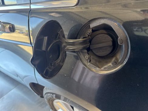 Used 2010 Chrysler Sebring Touring FWD image 10