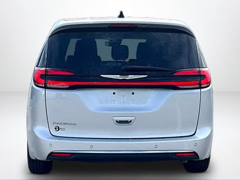 Used 2024 Chrysler Pacifica Touring-L FWD image 5