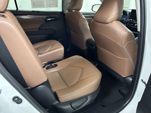 Certified 2025 Toyota Highlander Limited AWD/4WD image 14