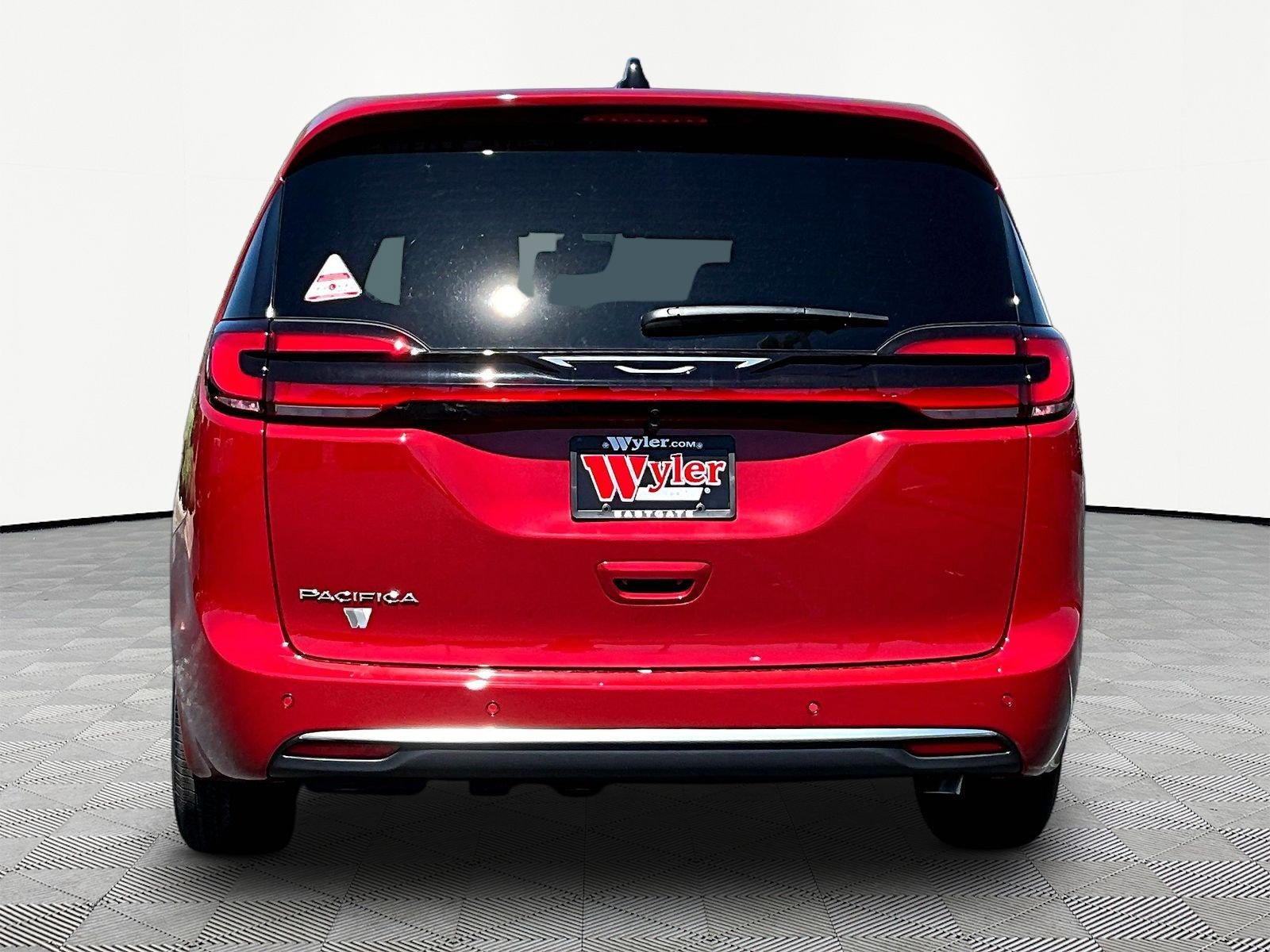 New 2027 Chrysler Pacifica Select AWD/4WD image 5