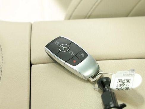 Used 2025 Mercedes-Benz GLE 350 4MATIC w/ AMG Line Exterior image 36