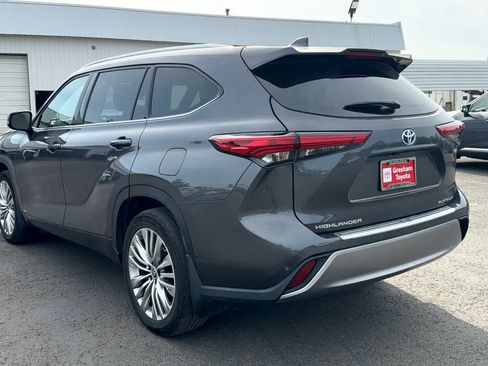 Used 2022 Toyota Highlander Platinum AWD/4WD image 3