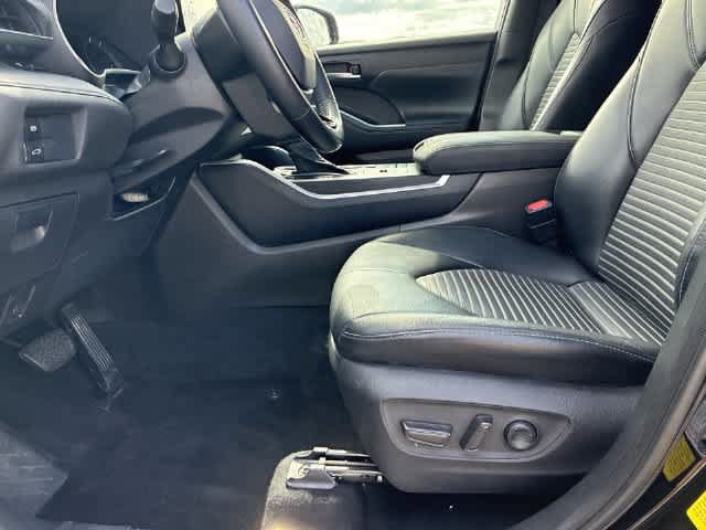 Used 2021 Toyota Highlander XSE FWD image 18