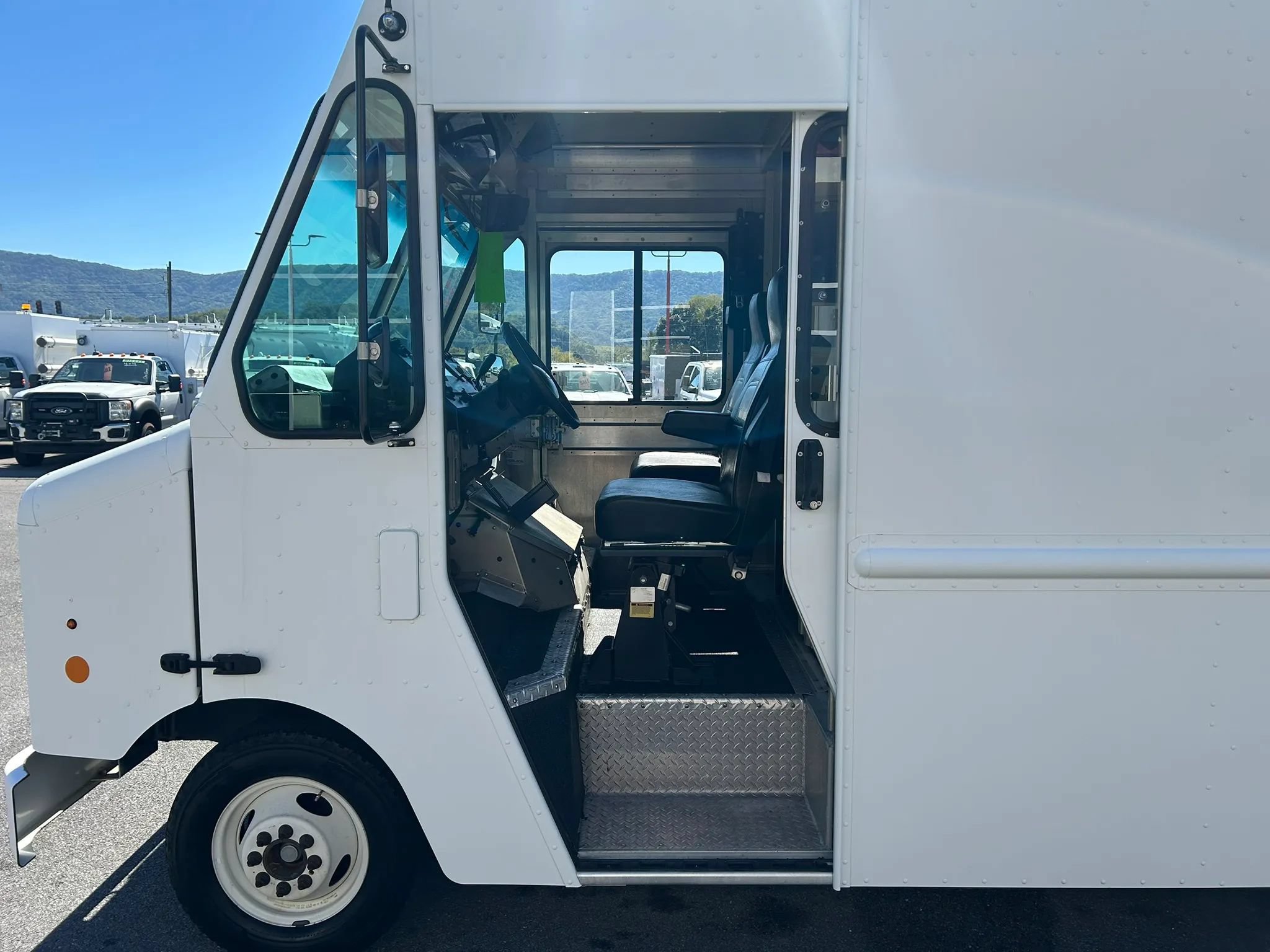 Used 2017 Ford E-350 and Econoline 350 Super Duty w/ A/C Prep Package RWD image 7
