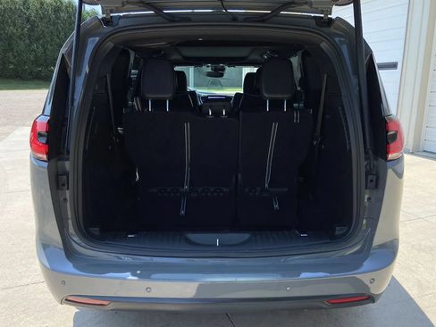 Used 2025 Chrysler Pacifica Limited FWD image 28