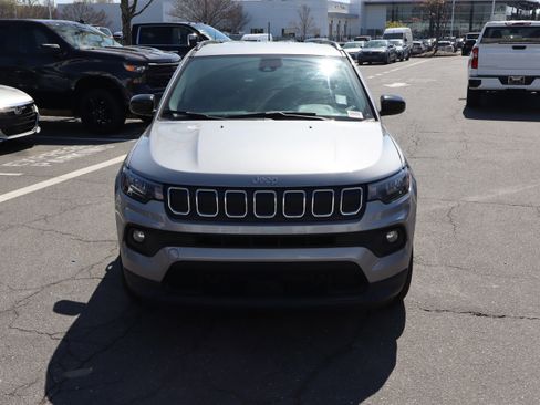 Used 2022 Jeep Compass Latitude image 3