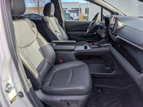 Used 2025 Toyota Sienna Platinum image 12