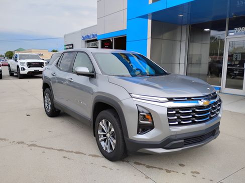 Used 2026 Chevrolet Equinox LT w/ Convenience Package II FWD image 3