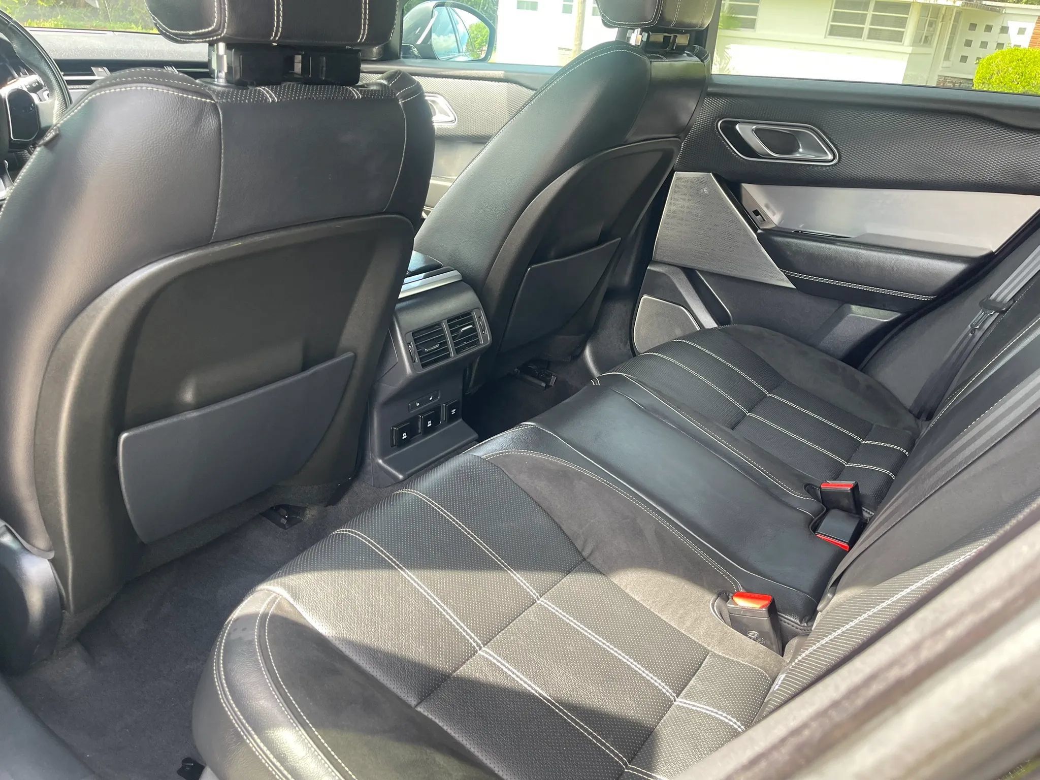 Used 2018 Land Rover Range Rover Velar R-Dynamic SE AWD/4WD image 12
