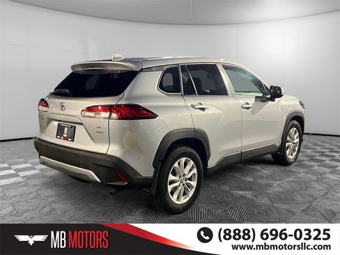 Used 2023 Toyota Corolla Cross LE image 3