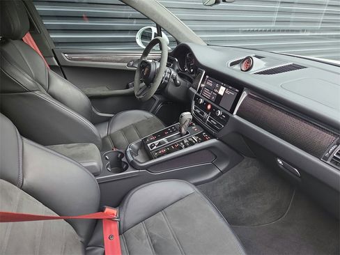 Certified 2026 Porsche Macan GTS image 18