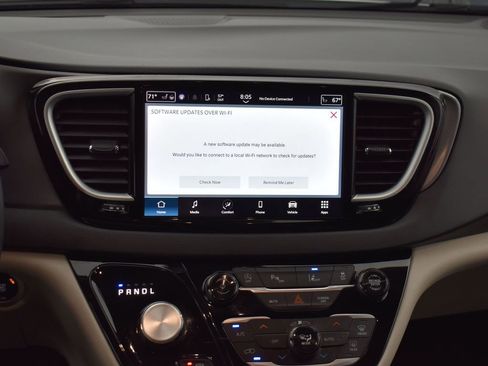 Used 2023 Chrysler Pacifica Touring-L FWD image 17