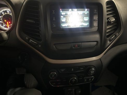 Used 2016 Jeep Cherokee Latitude image 11