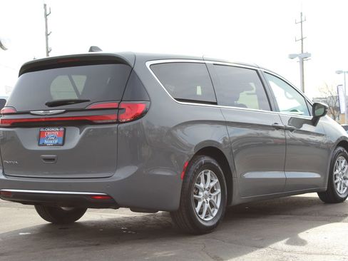 Used 2023 Chrysler Pacifica Touring-L image 7