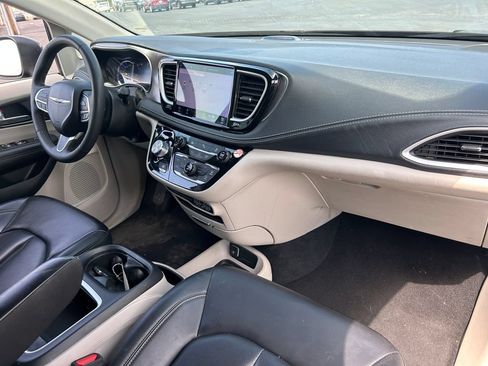 Used 2023 Chrysler Pacifica Touring-L FWD image 37