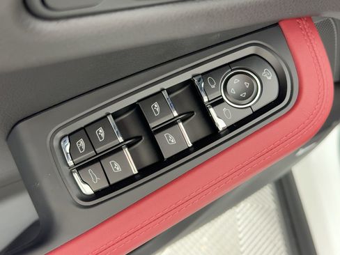 Used 2026 Porsche Macan image 13