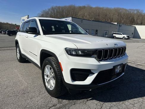 Used 2023 Jeep Grand Cherokee Laredo w/ Luxury Tech Group I AWD/4WD image 11