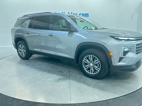 Used 2025 Chevrolet Traverse LT image 2