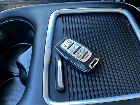 Used 2022 Chrysler Pacifica Touring-L image 11