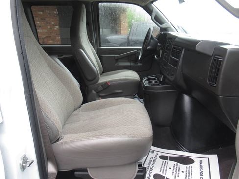 Used 2025 Chevrolet Express 3500 LT w/ LT Preferred Equipment Group RWD image 5