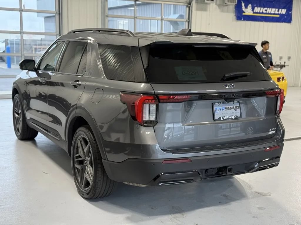 Used 2025 Ford Explorer ST-Line w/ ST-Line Street Pack AWD/4WD image 4