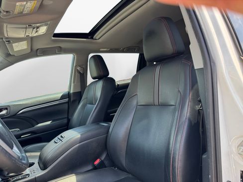 Used 2019 Toyota Highlander SE w/ Nightshade Edition AWD/4WD image 9