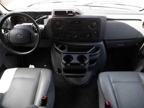 Used 2018 Ford E-350 and Econoline 350 Super Duty RWD image 2