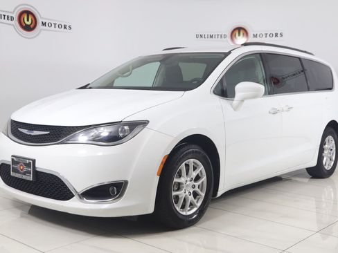 Used 2020 Chrysler Pacifica Touring FWD image 5