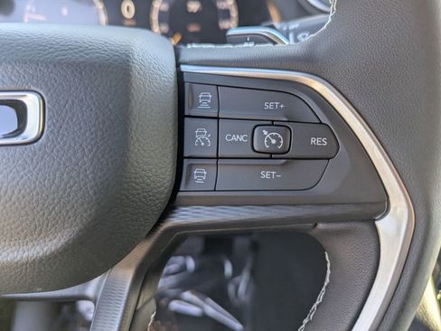 New 2025 Jeep Grand Cherokee Altitude image 19