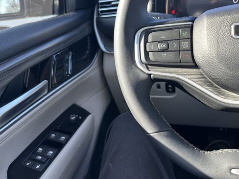 Used 2024 Jeep Wagoneer L Series III w/ Premium Group I image 20