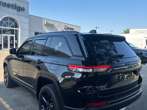 Used 2022 Jeep Grand Cherokee Altitude AWD/4WD image 2
