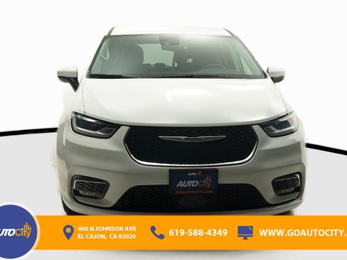 Used 2023 Chrysler Pacifica Touring-L FWD image 4