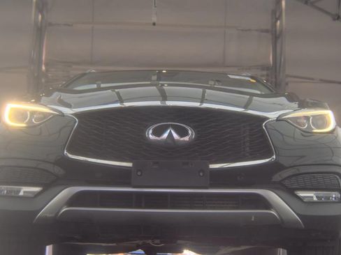 Used 2018 INFINITI QX30 Premium w/ Navigation Package AWD/4WD image 16