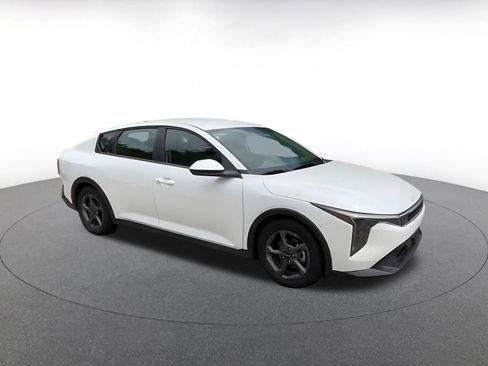 Used 2025 Kia K4 FWD image 2
