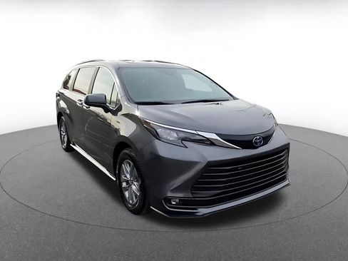 Used 2025 Toyota Sienna XLE image 3