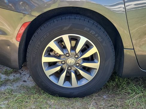 Used 2020 Chrysler Pacifica Touring-L Plus w/ Advanced Safetytec Group FWD image 5