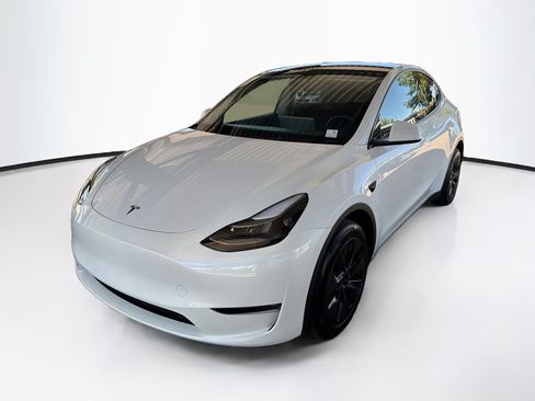 Used 2024 Tesla Model Y Long Range AWD/4WD image 3