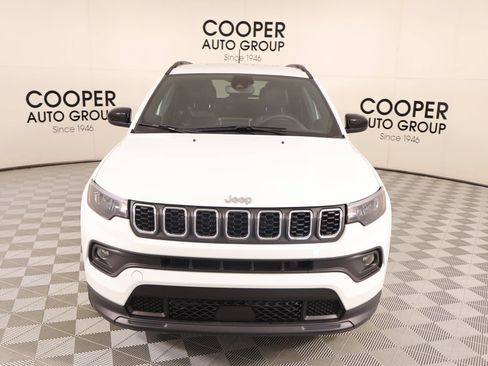 Used 2025 Jeep Compass Latitude AWD/4WD image 9