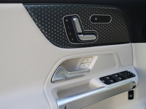 Used 2025 Mercedes-Benz GLB 250 4MATIC image 23