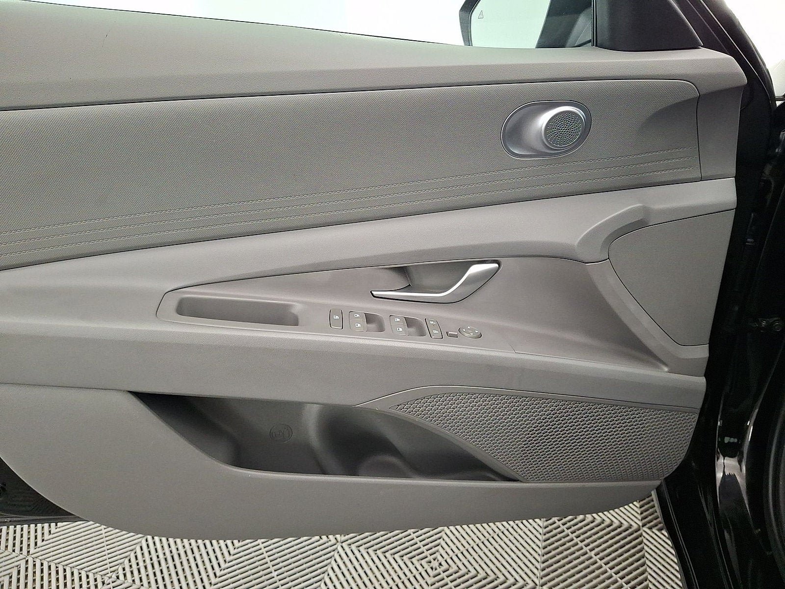 Used 2025 Hyundai Elantra SE w/ Cargo Package FWD image 2