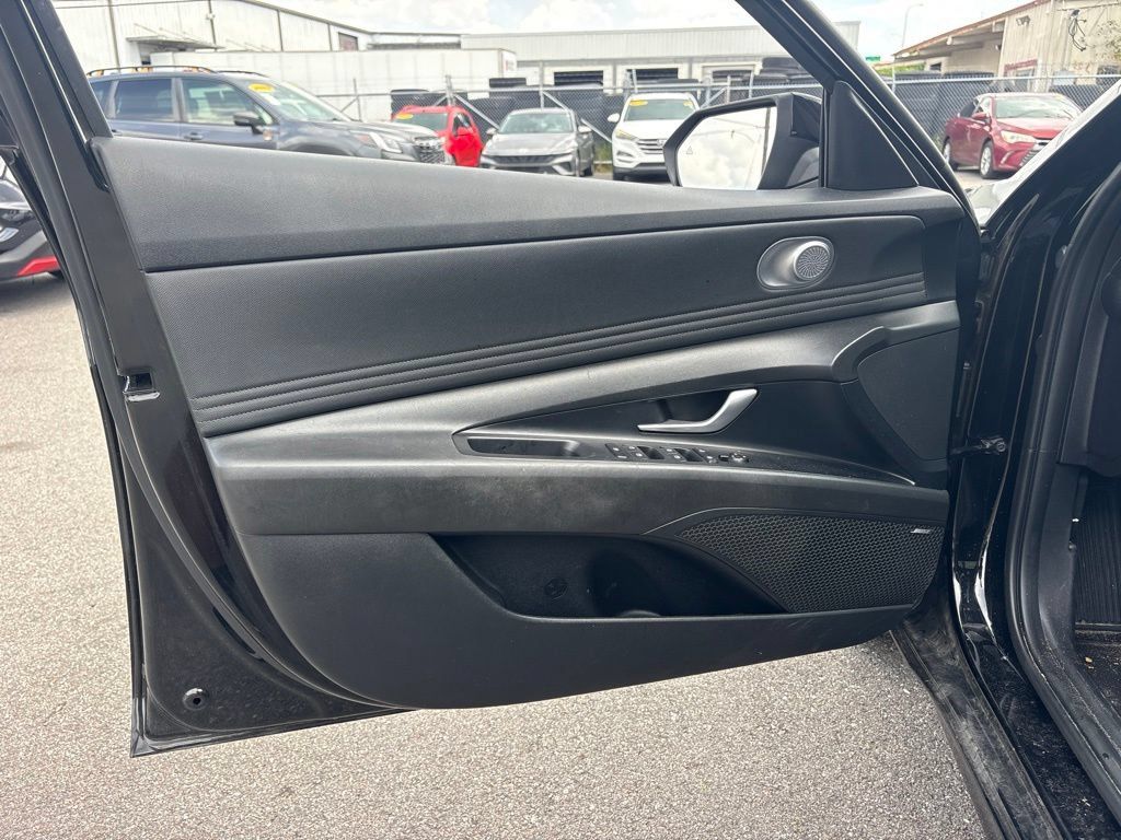 Used 2022 Hyundai Elantra SEL w/ Convenience + Premium Package FWD image 11
