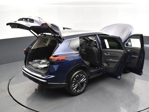 Used 2025 Nissan Rogue Platinum w/ Tech Package image 31