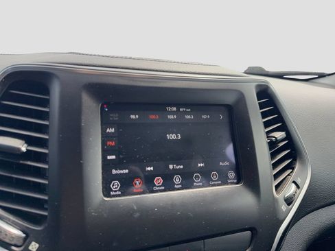 Used 2019 Jeep Cherokee Latitude Plus AWD/4WD image 23